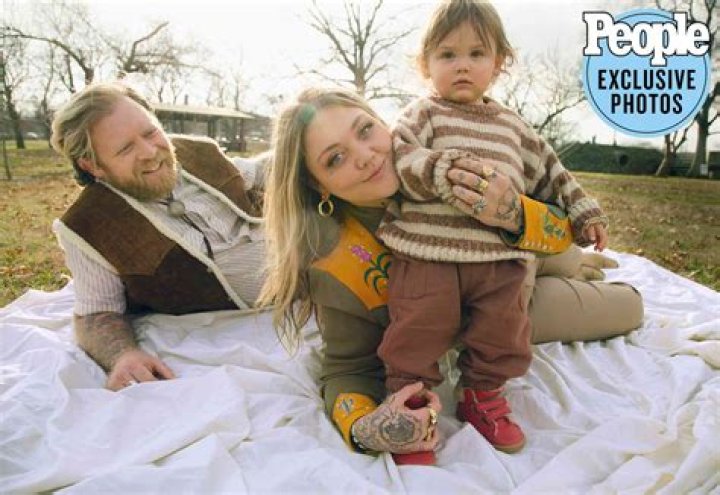 Unveiling The Family Ties: Exploring Elle King's Siblinghood